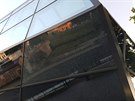 Vandal poniil sklo na nov pstavb muzea.