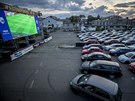 SPORT: Gabriel Kuchta (Deník N): Diváci sledují fotbal v autokin po obnovení...