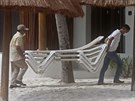 Zamstnanci hotelu se pipravují na ádní hurikánu Zeta v Mexiku. (26. íjna...
