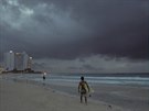 Zamraená obloha nad pláí, jak se hurikán Zeta pibliuje k Mexiku. (26. íjna...