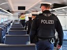 Policisté v Sasku kontrolují ve vlaku dodrování protikoronavirových pravidel....