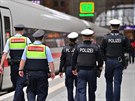 Policisté v Sasku kontrolují na nádraí dodrování protikoronavirových...
