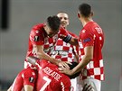 Fotbalisté Beer evy se radují z gólu proti Slavii.
