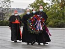 Kardinál Dominik Duka (vlevo) poloil kvtiny k hrobu neznámého vojína u...