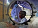 Indický zdravotník odebírá vzorek pro testování na koronavirus. (20. íjna 2020)