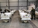 Vojáci chystají lka v pipravované polní nemocnici v praských Letanech pro...