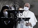 Pape Frantiek poprvé vystoupil s roukou. (20. íjna 2020)