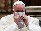Pape Frantiek poprvé vystoupil s roukou. (20. íjna 2020)