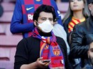 Barcelonský fanouek pi sledování fotbalového  zápasu. (23. íjna 2020)