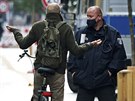 Cyklista mluví mluví s policisty na slavné nákupní tíd Friedrichstrasse v...