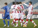 Fotbalisté Crveny zvezdy Blehrad se radují z gólu Bena  v utkání Evropské ligy...