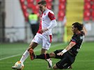 Slávista Luká Provod se snaí obejít Aleksandara Dragovice z Leverkusenu v...