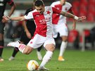 Slávista Nico Stanciu stílí z penalty na bránu Leverkusenu v utkání Evropské...
