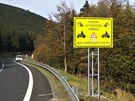 editelstv silnic a dlnic nainstalovalo nov znaky u silnice I/44 vedouc...