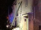 Po výbuchu plynu v rodinném dom v Tursku se propadla jeho stecha. Trosky...