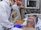 L�ka�ka Martina P�chov� kontroluje dech �estapades�tilet�mu pacientovi s nemoc�...