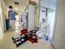 Zdravotn�ci se p�ipravuj� na endotrache�ln� intubaci. (22.��jna 2020)