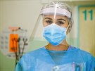 Zdravotn sestra na Klinice infeknch chorob ve Fakultn nemocnici Brno...