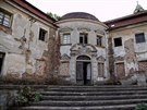 Ticet let oputný a poniený barokní zámek v obci Poláky na Chomutovsku má...