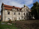 Ticet let oputný a poniený barokní zámek v obci Poláky na Chomutovsku má...