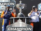 Scott Dixon (vlevo) slaví triumf v sérii IndyCar.