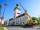 Dvoutunovou ervenou tlakovou ndr dostal nahoru jeb. Pod stechu ji museli...