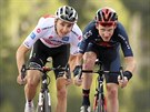 Australský cyklista Jai Hindley (vlevo) porazil v závreném spurtu 18. etapy...