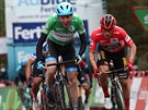 Irský cyklista Daniel Martin (vlevo) se ítí za vítzstvím ve 3. etap Vuelty....