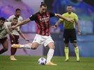 Zlatan Ibrahimovic z AC Milán promuje penaltu v duelu s AS ím