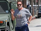 Arnold Schwarzenegger vedle svého vozu (1. záí 2020)