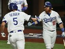 Corey Seager (5) z Los Angeles Dodgers oslavuje svj homerun se spoluhráem...