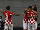 Fotbalisté Hapoelu Beer eva se radují z gólu v zápase se Slavií.