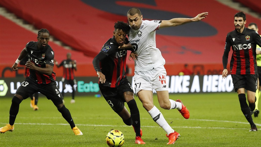 Burak Yilmaz z Lille (vpravo) se p�etla�uje s Robsonem Bambuem z Nice.