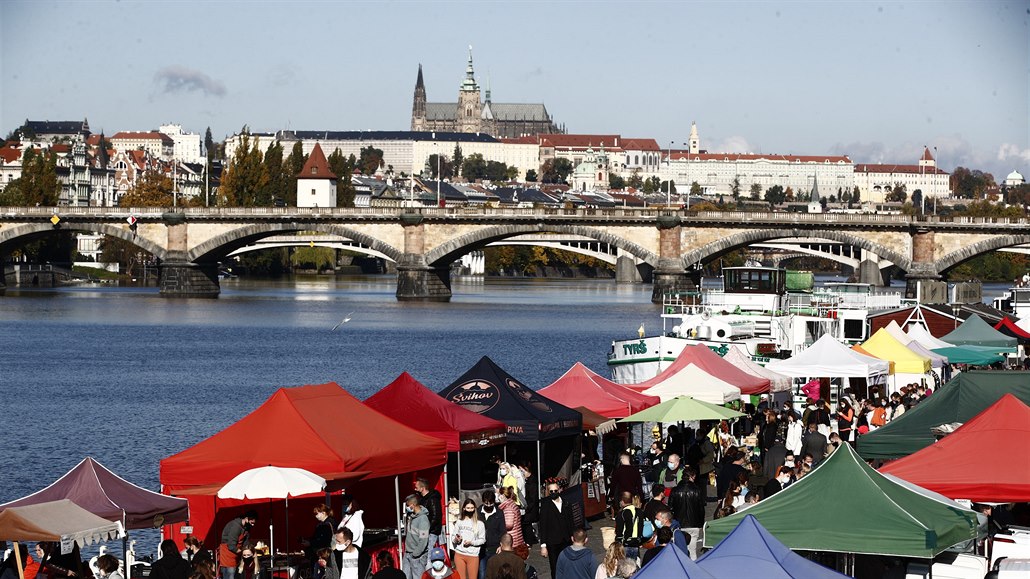Na farmářských trzích na pražské náplavce se i přes zákaz většího shromažďování...