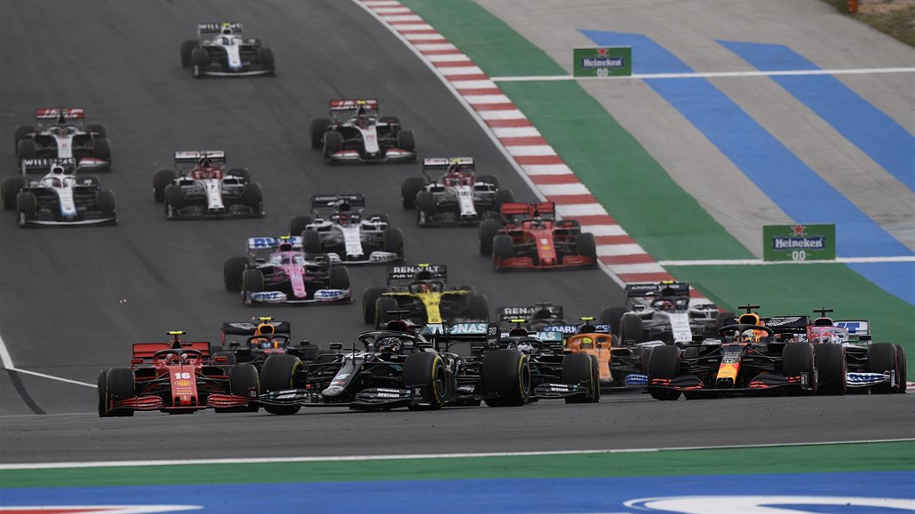 Lewis Hamilton krátce po startu v čele Velké ceny Portugalska