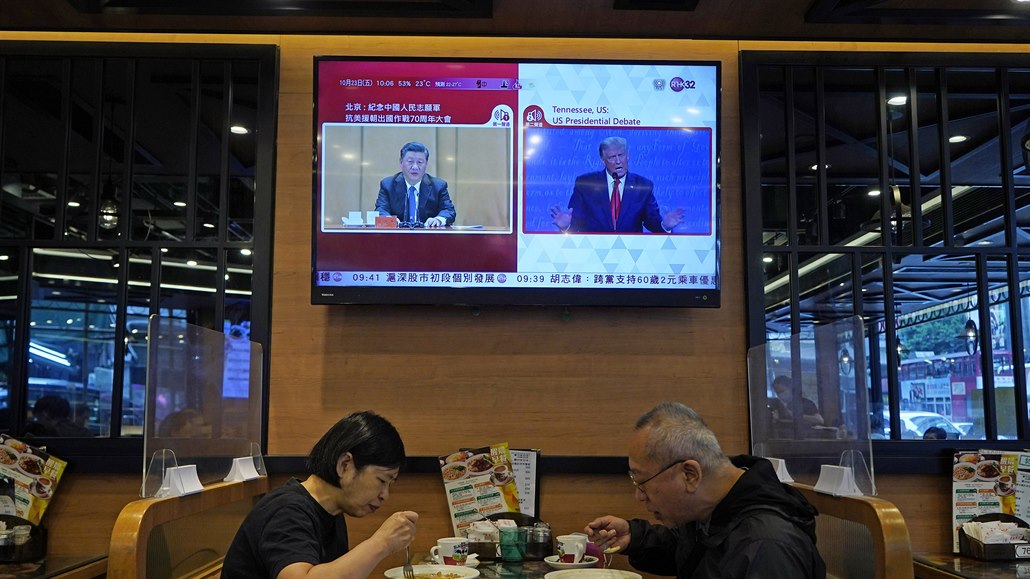Čínská televize vysílá projev čínského prezidenta Si Ťin-pchinga k...