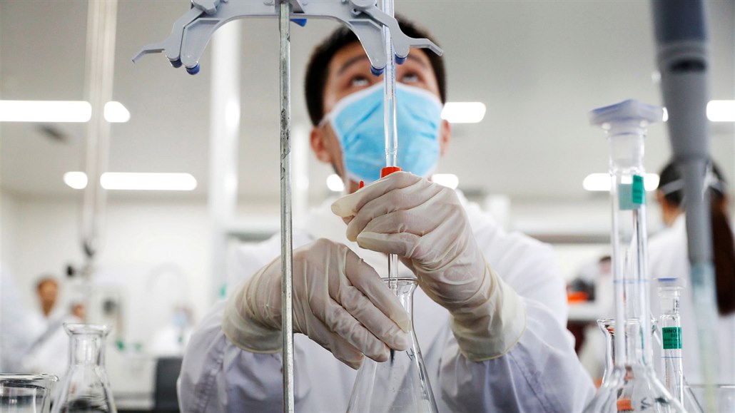 Pekingský laborant pracuje na výrob� vakcíny Sinovac Biotech. (24. zá�í 2020)
