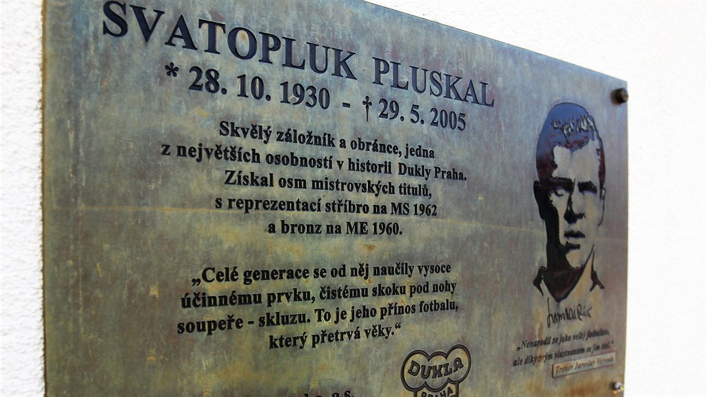 Nejvtí úspchy Svatopluka Pluskala shrnuje pamtní tabule na jedné ze zdí...