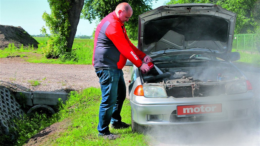 Ve znieném motoru vzplanul ohe viditelný dírou, která v nm vznikla.