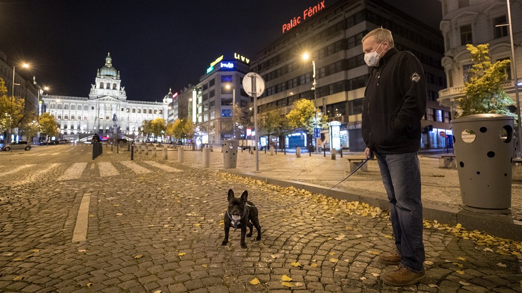 Václavské náměstí bylo ve středu večer prázdné. Jen jeden muž venčil psa.