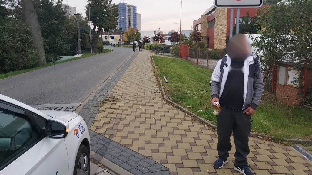 Výte�ník v opilosti zapomn�l, �e u� tisícovku za pomoci vysava�e vydolovali.