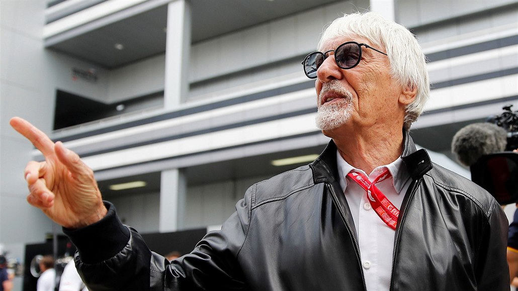 Bernie Ecclestone p�i sledování tréninku na Velkou cenu Ruska formule 1