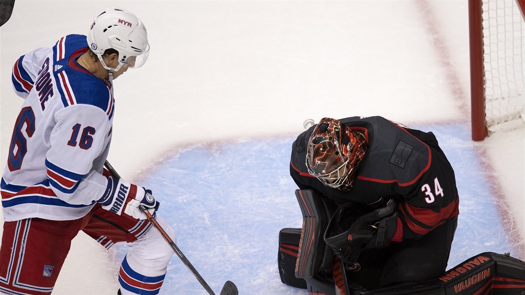 Ryan Strome z NY Rangers zkouí pekonat Petra Mrázka v brance Caroliny.