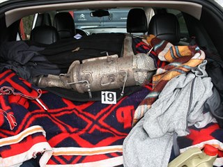 Policie zadržela gang, který kradl filtry pevných částic z dodávek v...