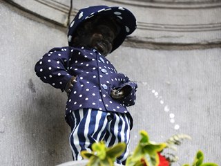 Socha čurajícího chlapečka v centru Bruselu poprvé oblékla oficiální český...
