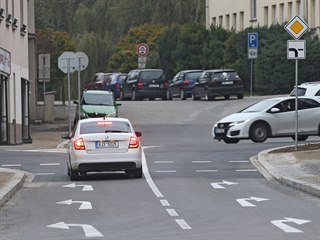 Odbočit doleva, nebo doprava. Víc možností zdánlivě značení v ulici Na ostrově...
