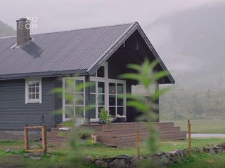 Chata dostala prosklené průčelí, novou terasu i barvu.