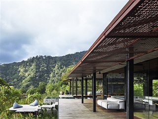 Vila je osazena do prudkého svahu a částečně levituje nad bujnou tropickou...