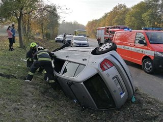 Auto se otočilo na bok po střetu s dodávkou na silnici u Kladna.
