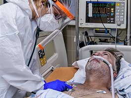 Lékařka Martina Pýchová kontroluje dech šestapadesátiletému pacientovi s nemocí...